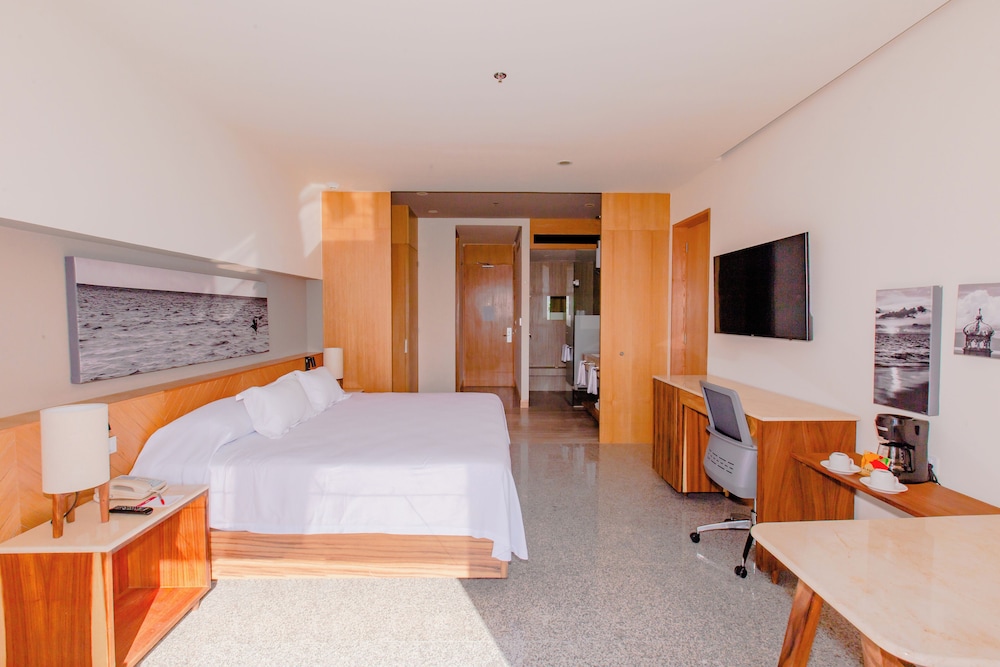 Deluxe Tropical View Pet Friendly 1 King Bed