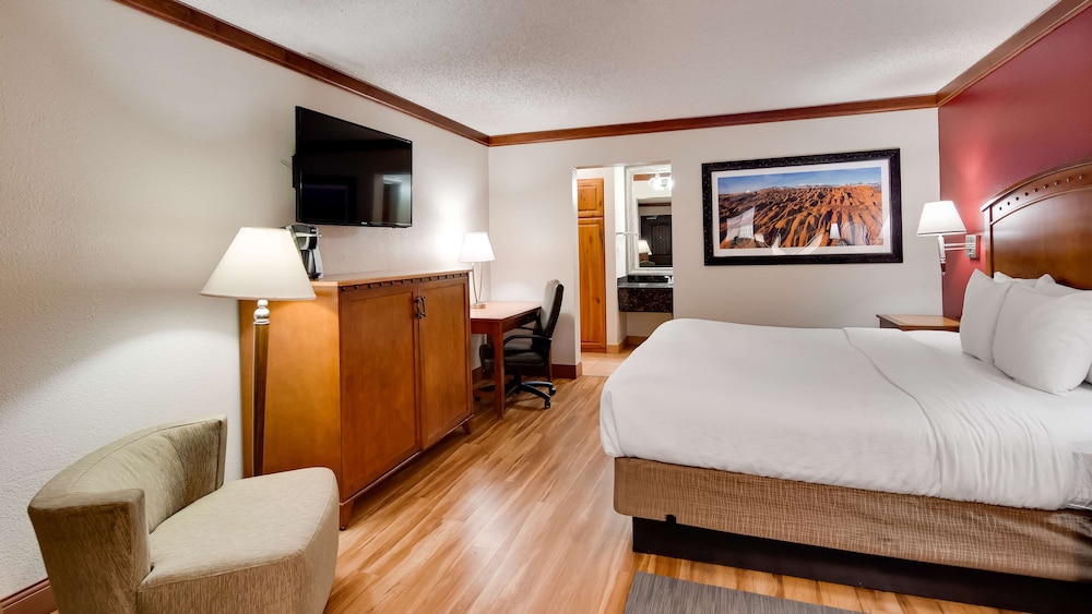 Standard Room, 1 King Bed, Non Smoking, Refrigerator photo 3