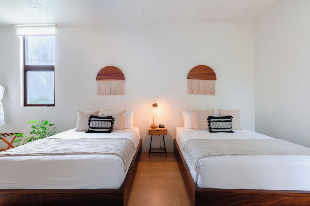 Deluxe Double Room, 2 Queen Beds, Private Bathroom photo 2
