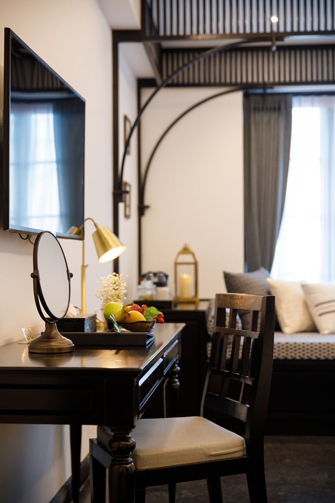 Deluxe Room, City View - Photo 4