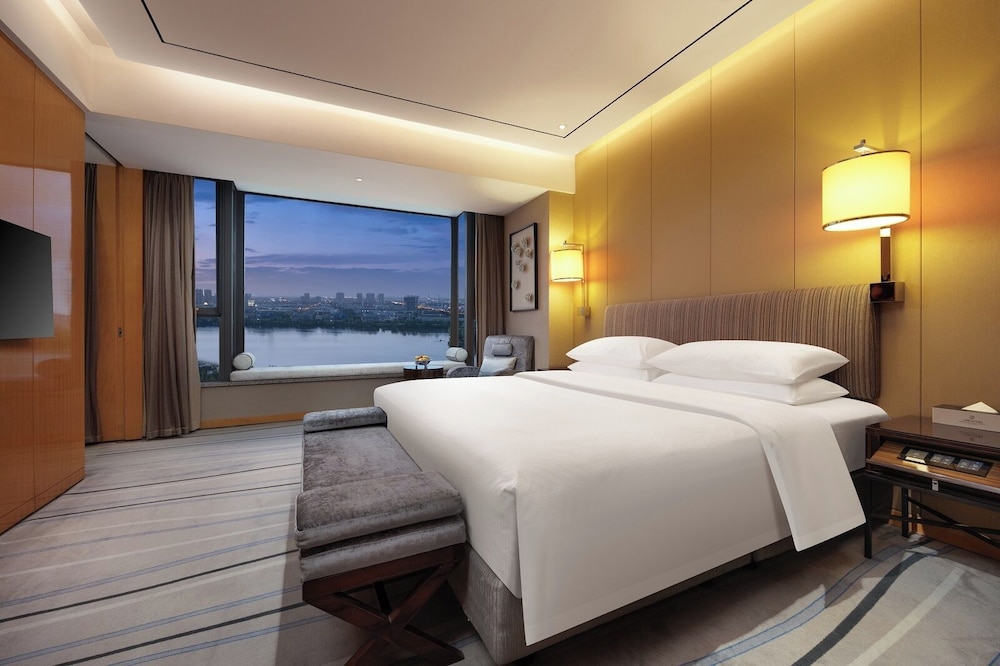 Superior Suite King Size Bed Lake View Room