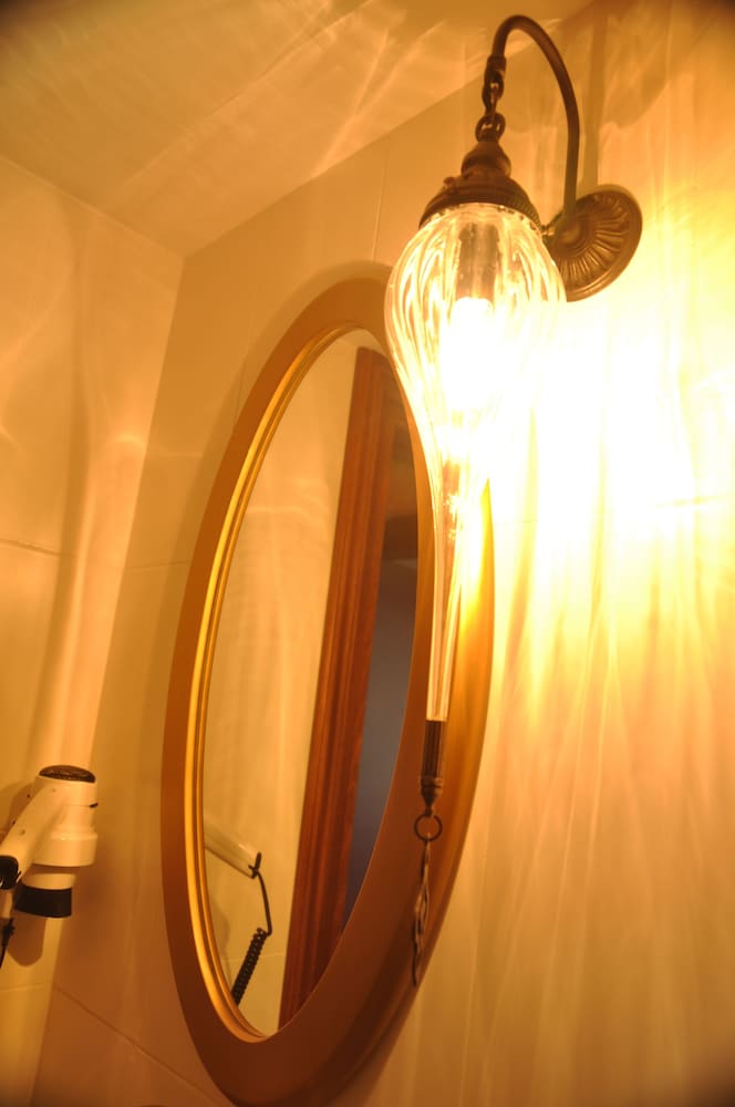 Economy Triple Room photo 3