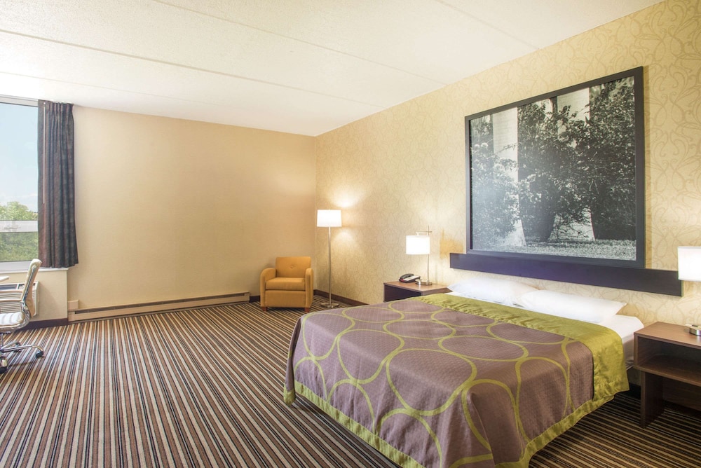 Suite, 1 Queen Bed, Non Smoking (Oversized Suite) - Photo 1