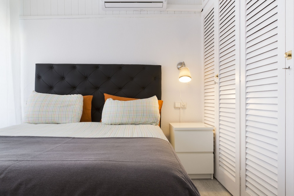 Apartamento, 2 habitaciones, balcón, vista parcial al mar