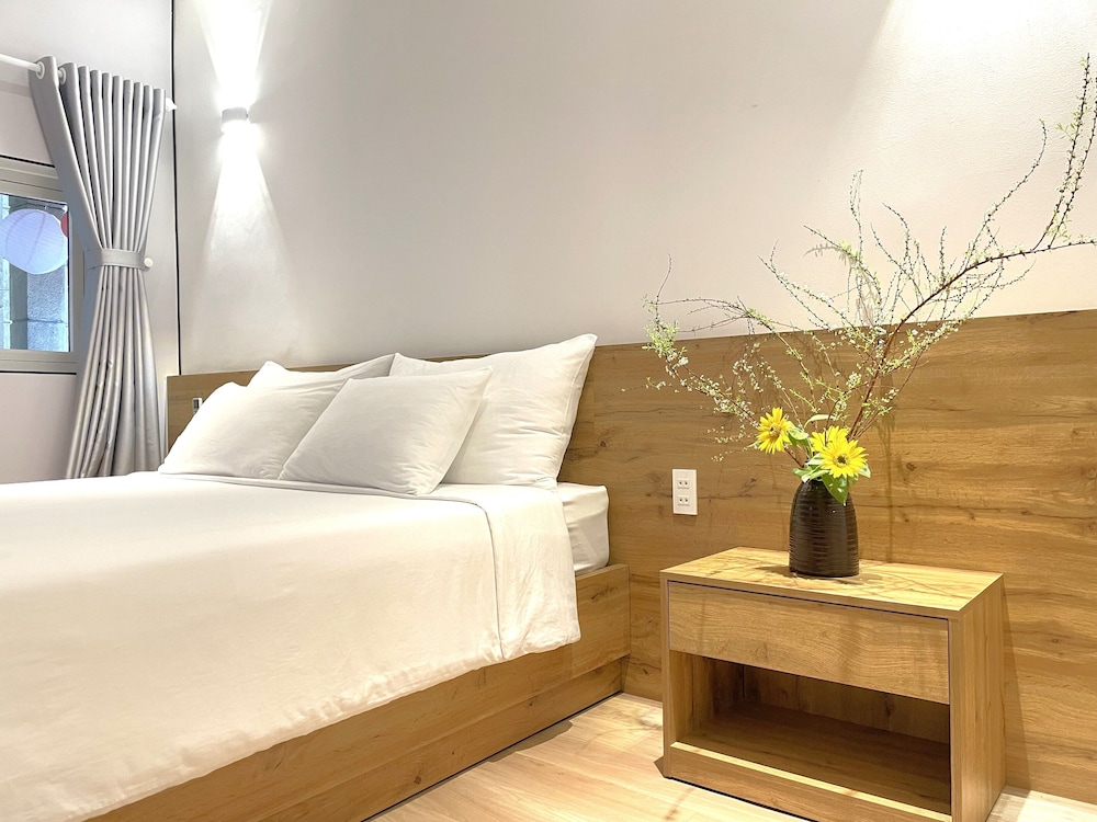 Deluxe Studio Suite, 1 King Bed, Private Bathroom, City View