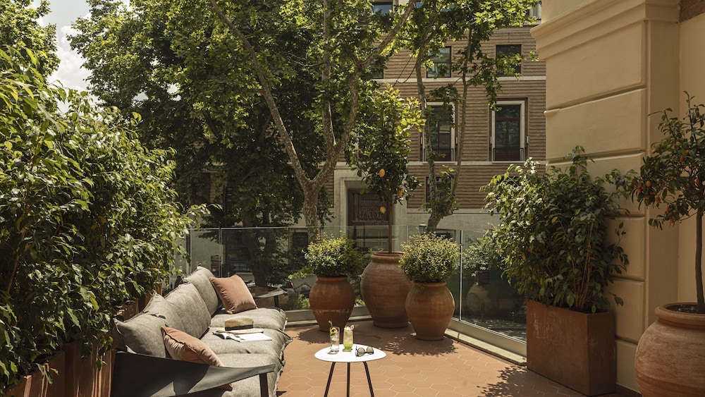 Junior Suite, 1 King Bed with Sofa bed, Balcony (Via Veneto View) thumbnail 6