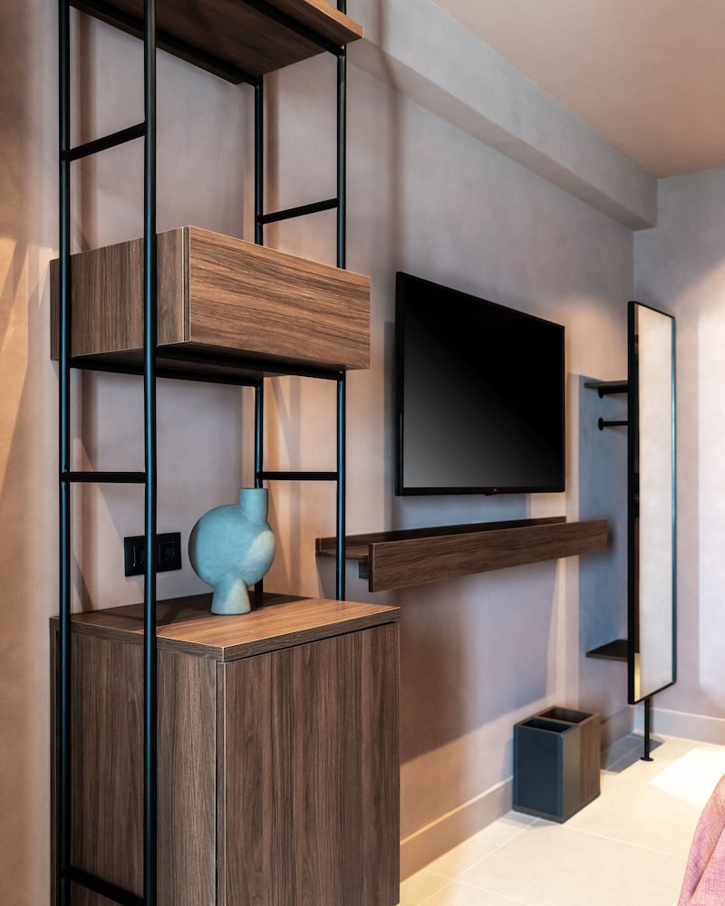 Suite, Pool Access (Sapphire Sublime) photo 3