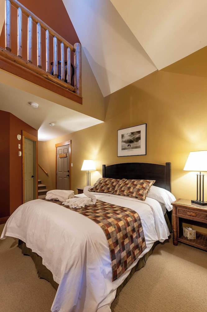 Premier Quadruple Room, Multiple Beds, Mountain View photo 1