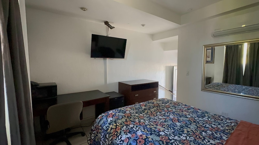 Basic Room, 1 Queen Bed photo 2