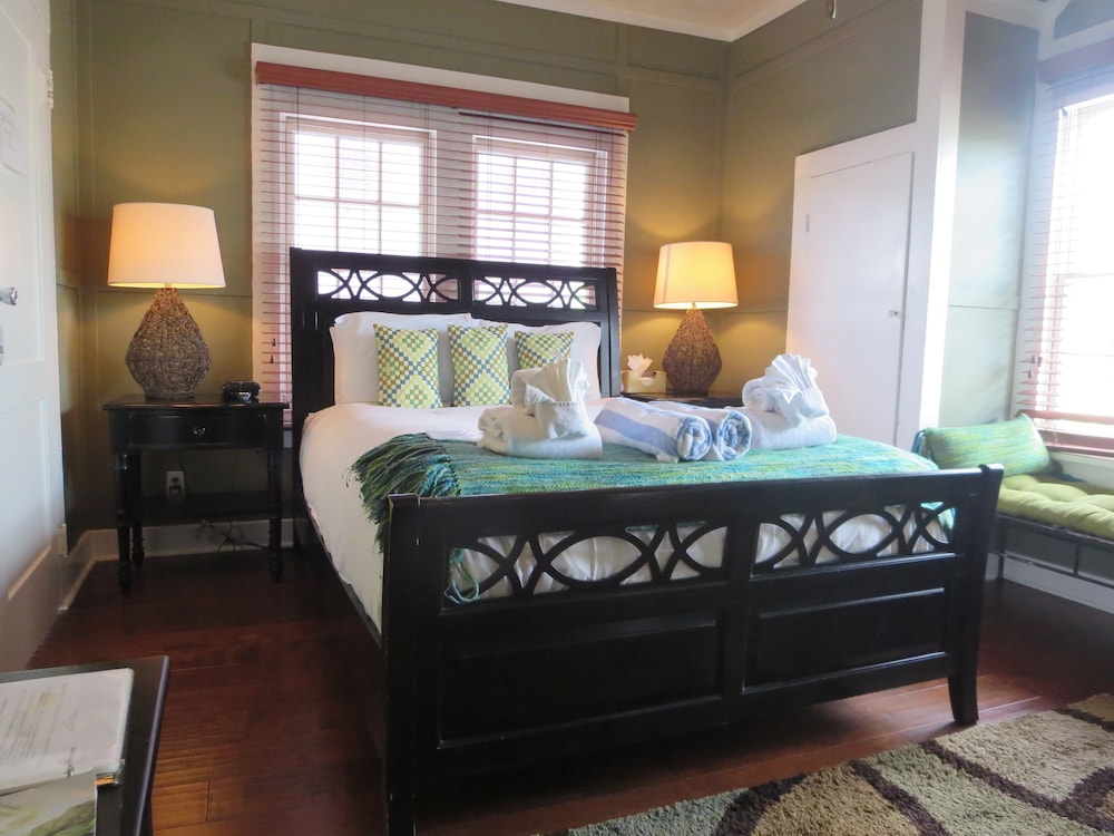 Queen Room photo 2