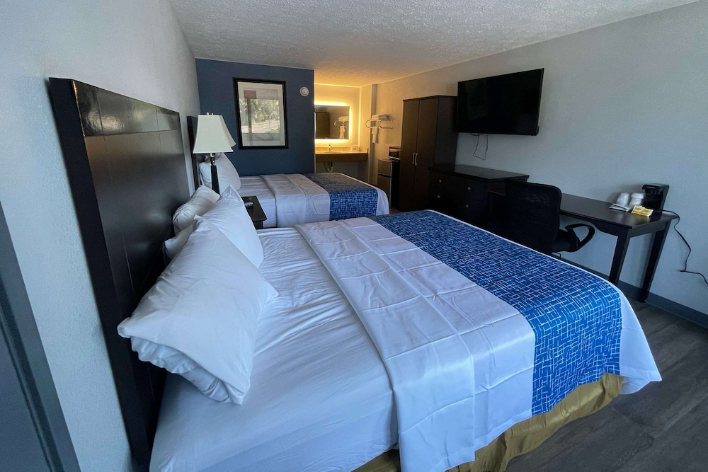 Room, 2 Queen Beds, Smoking - Photo 2