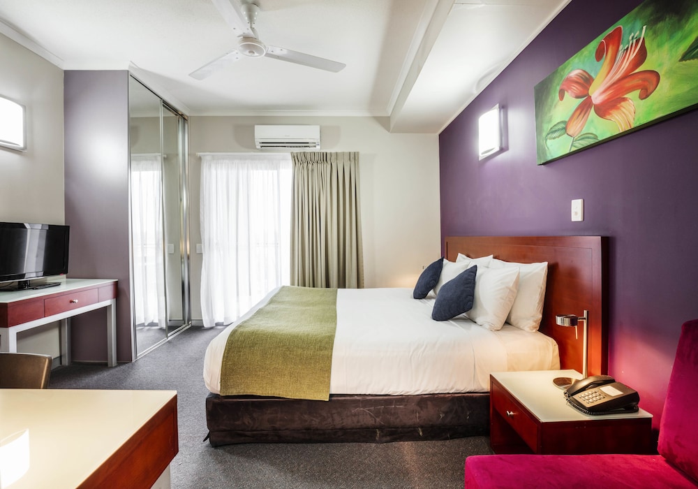 Suite, 2 Bedrooms - Photo 2