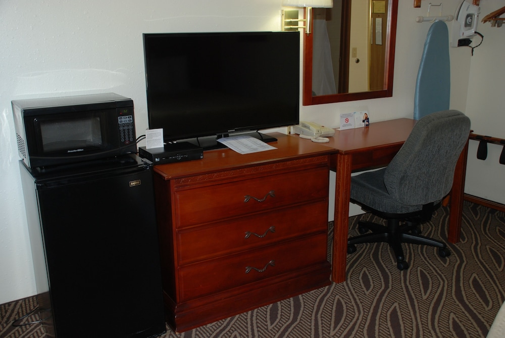 Suite, 1 Queen Bed, Refrigerator & Microwave photo 2