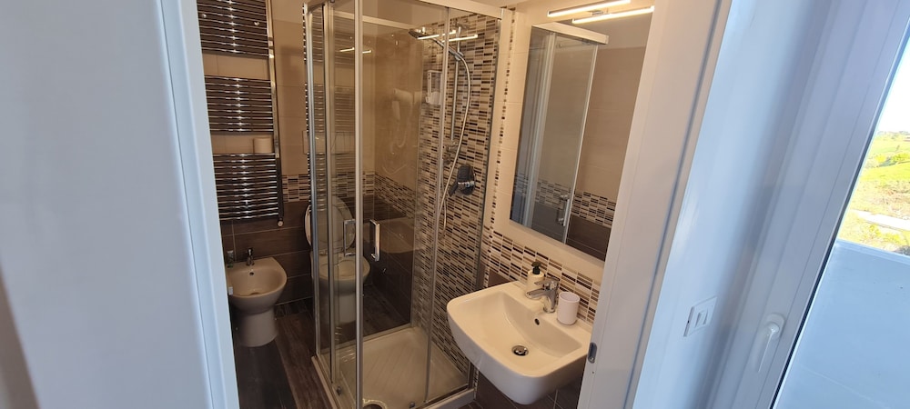 Deluxe Room, Multiple Beds, Sea View photo 3