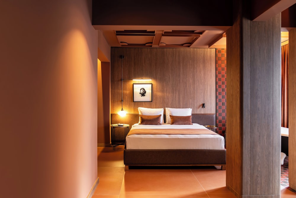 Superior Suite - Photo 10