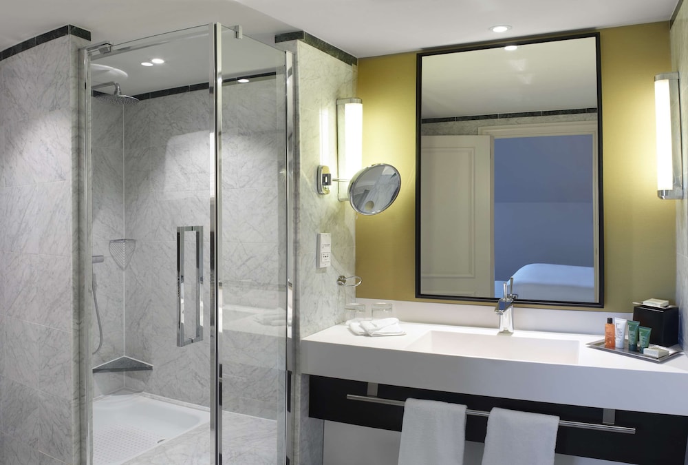 Junior Suite, 1 King Bed, Club Lounge Access