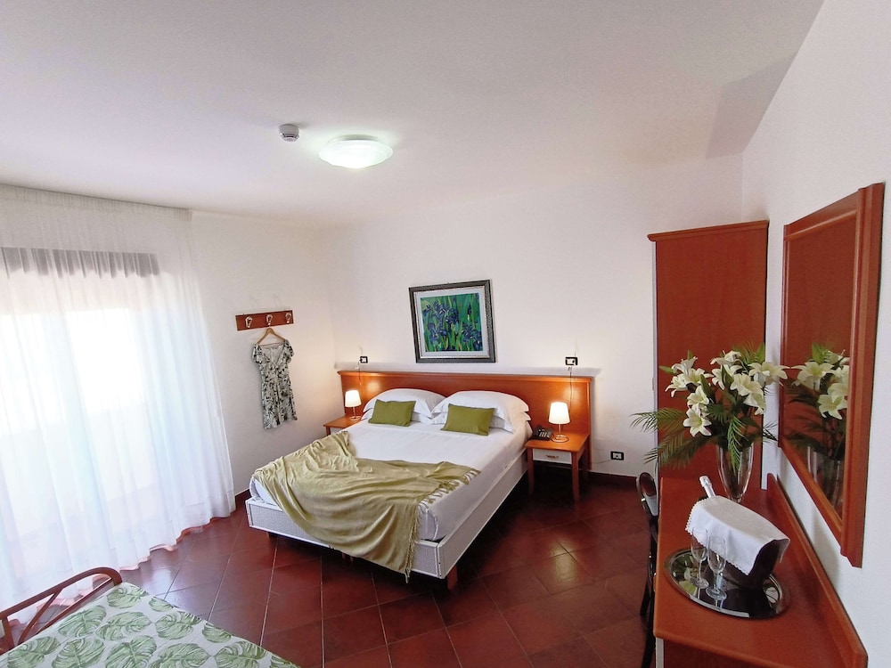 Comfort Room, Multiple Beds, Non Smoking, Balcony (Converts to 2 Twin Beds)