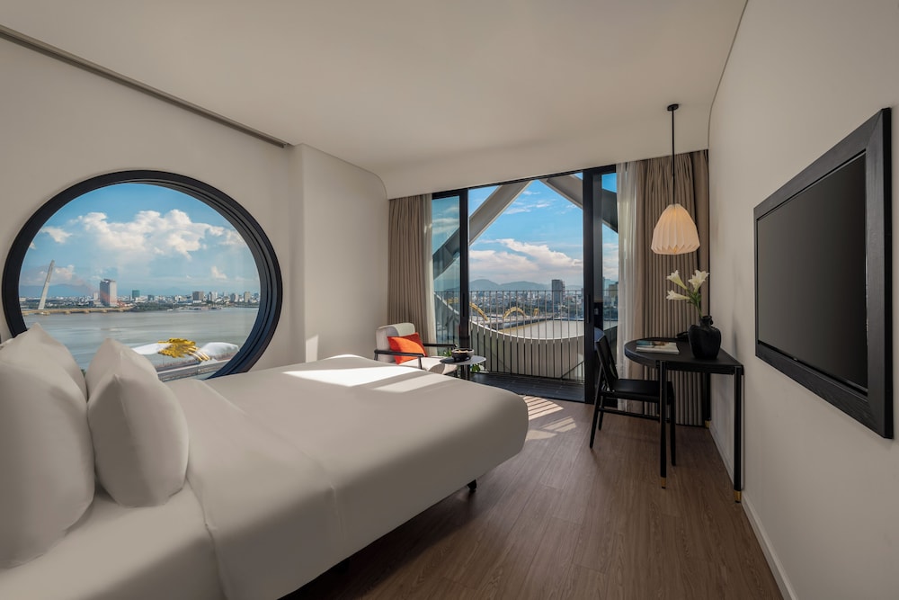 Suite River Front Signature