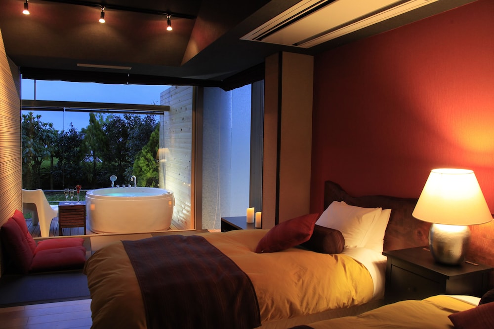 Japanese Western Twin Room with Open Air Bath (2 Beds + 2 Japanese Futons) photo 3