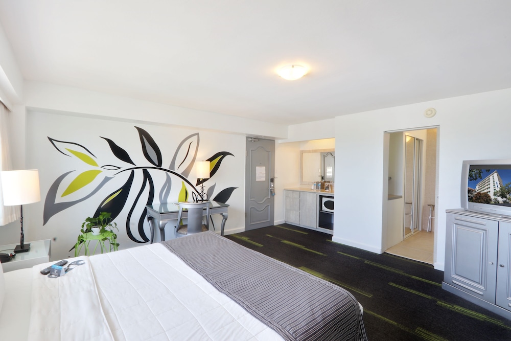 Deluxe Single Room, 1 King Bed With Sofa Bed, Ocean View photo 3