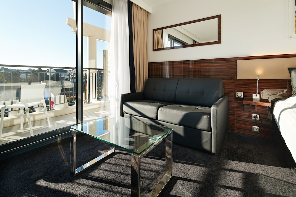 Executive Room - Photo 7