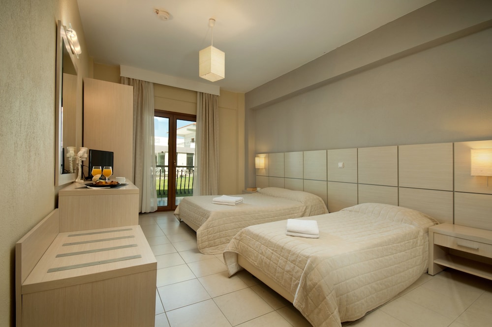 Standard Triple Room, Pool View photo 1