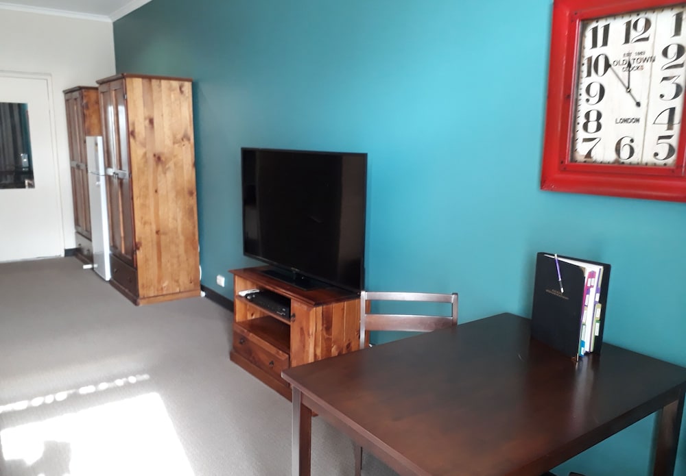 Room 18: Queen Supreme Room with 50 inch Smart TV located on First Floor photo 2