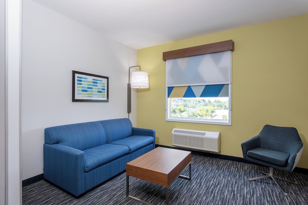 Suite, 1 King Bed, Mobility Accessible (Accessible Tub) - Photo 4