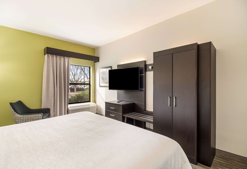 Suite, 1 King Bed With Sofa Bed, Non Smoking photo 2