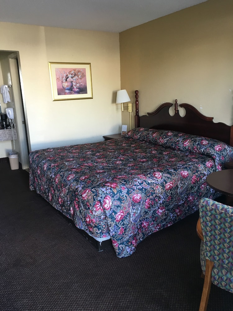 Standard Room, 1 King Bed, Smoking - Photo 1
