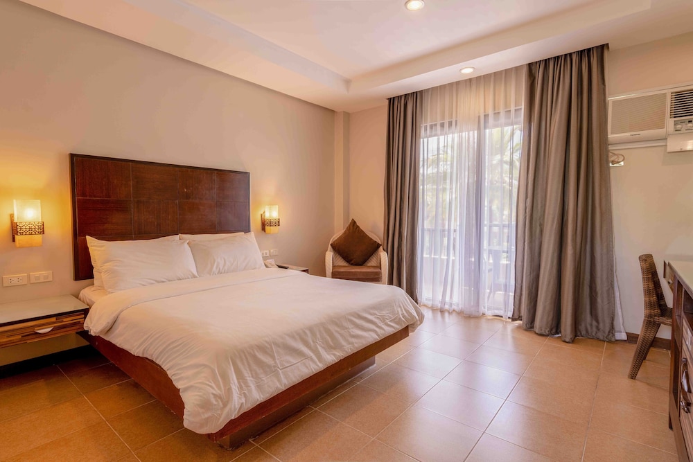 Superior Double Room, 1 Queen Bed, Non Smoking, Pool View photo 2
