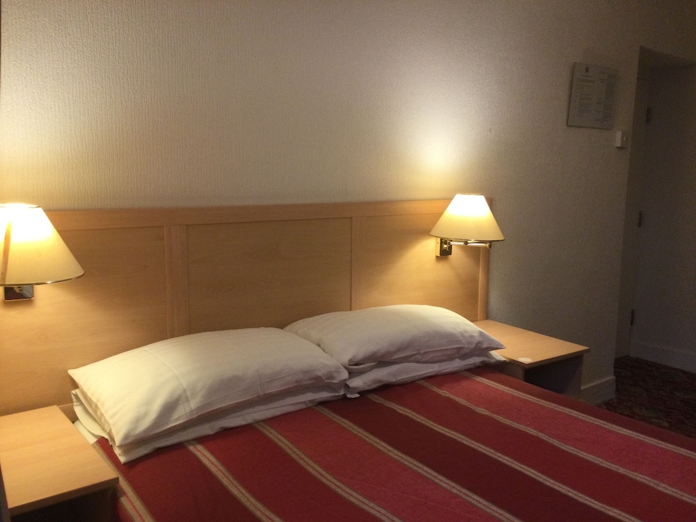 Lower Ground Floor Rear Facing Double Room, No View photo 3