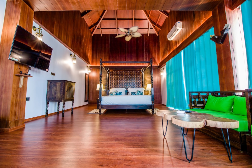 Neil Ocean Suite photo 1