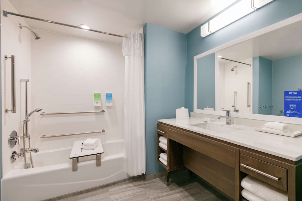 Studio, 1 King Bed, Accessible, Bathtub photo 3