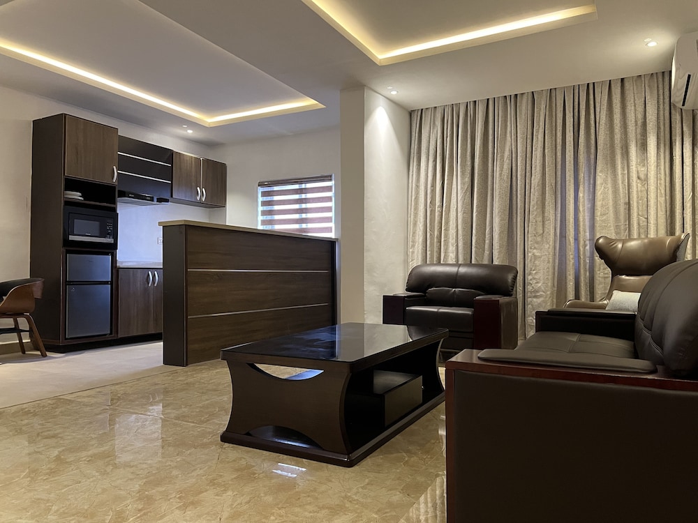 Business Suite, 1 King Bed, Non Smoking, Pool View