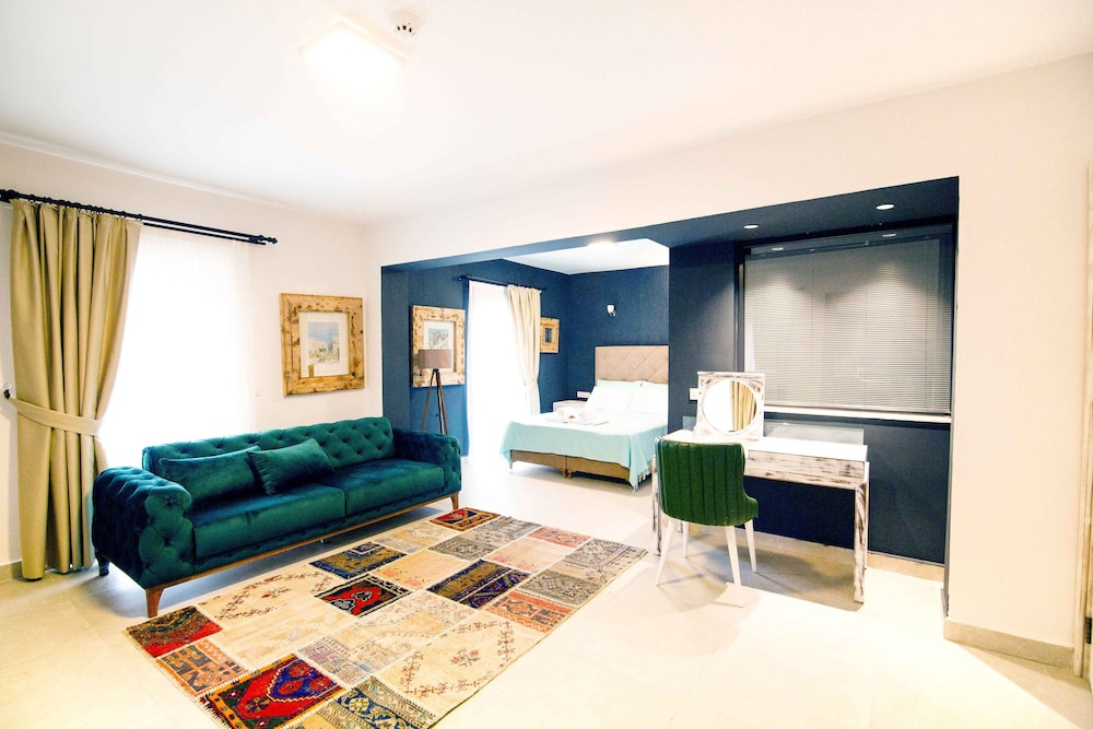 Comfort Suite, 1 Bedroom, Partial Sea View