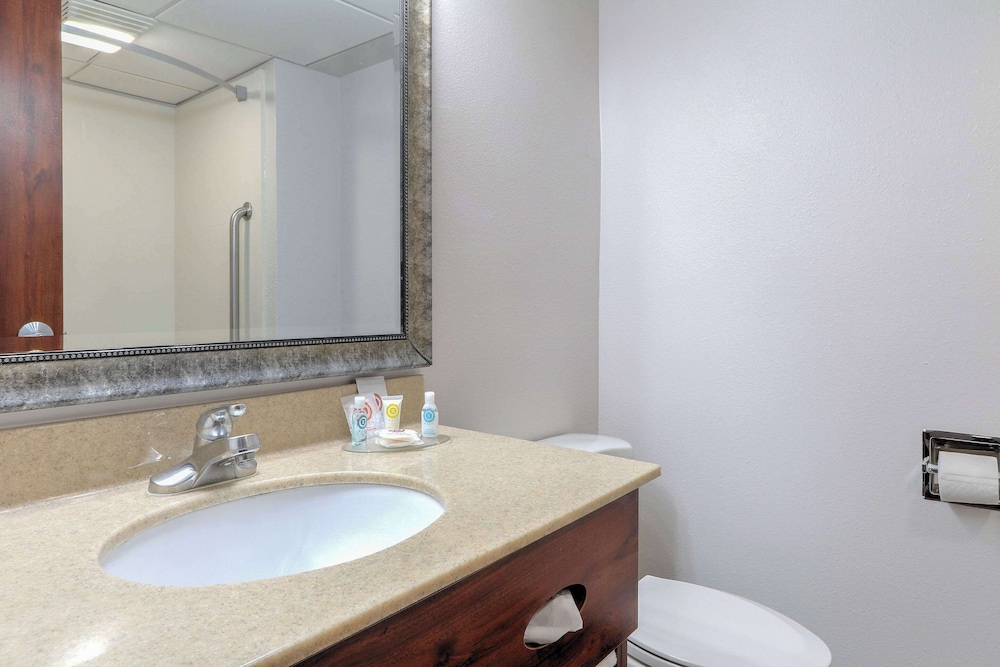 Standard Room, 2 Queen Beds, Non Smoking, Mountain View, photo 6