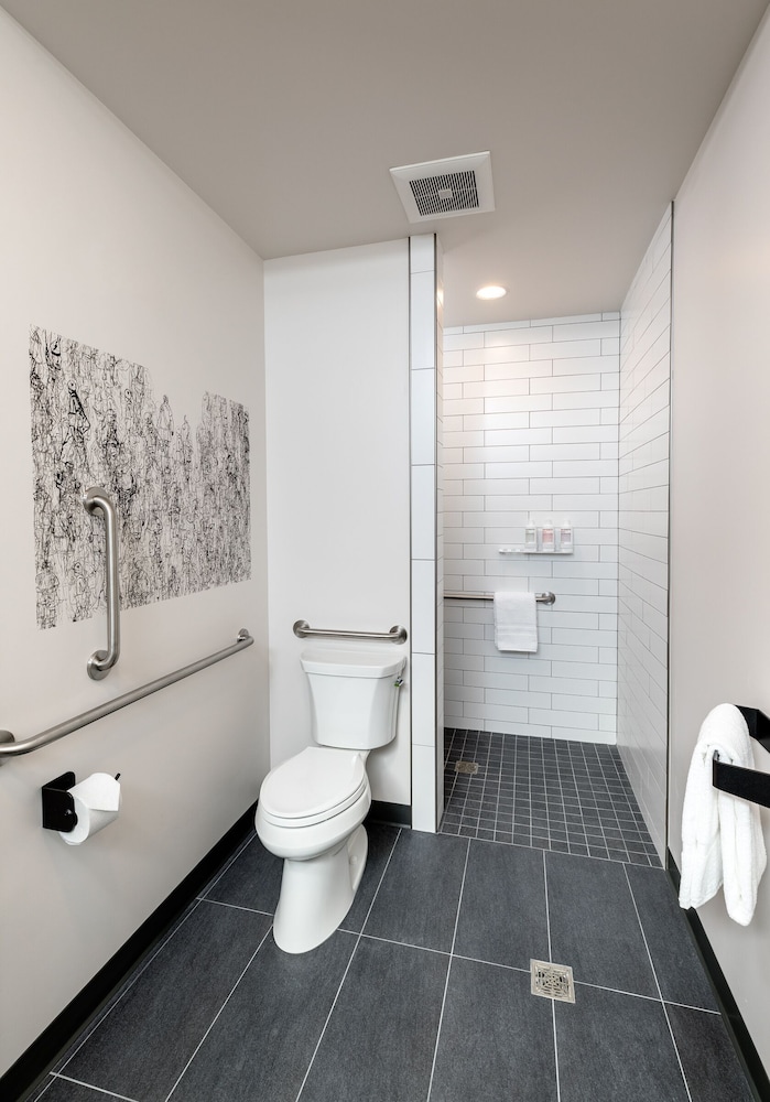 Room, 1 King Bed, Accessible (Accessible Grand Avenue King)