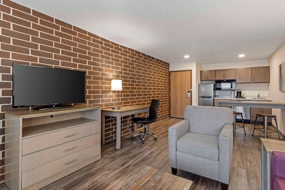 Suite, 1 King Bed, Non Smoking, Kitchenette
