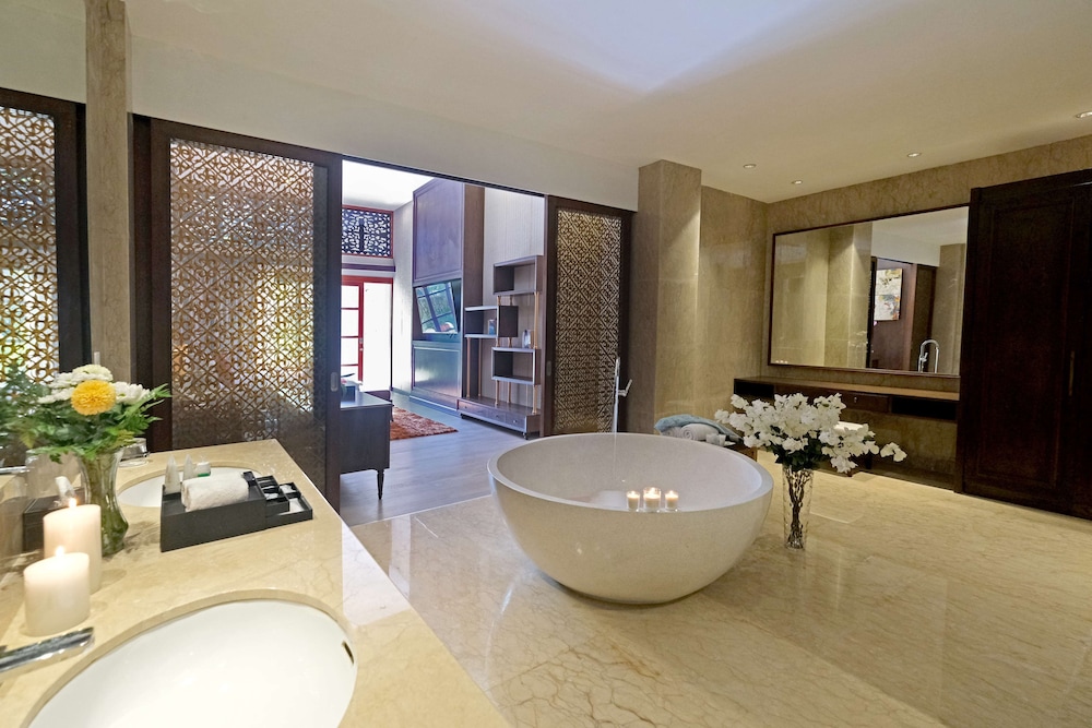 Presidential Suite, 1 King Bed, Balcony photo 3