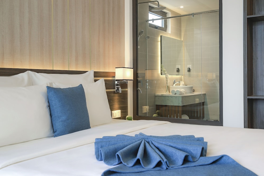 Deluxe Room, Partial Sea View