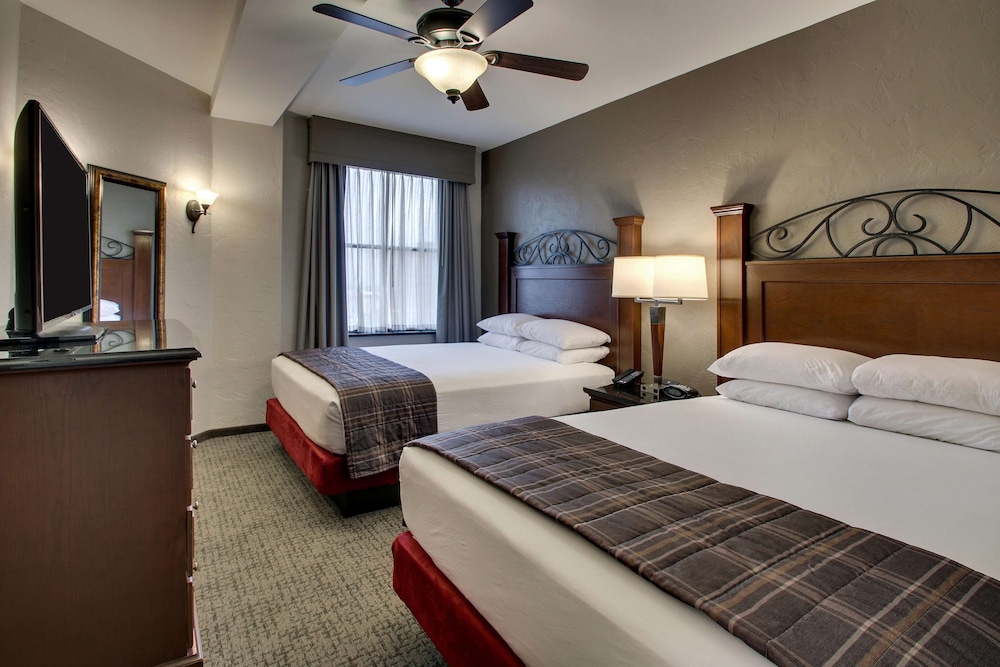 Suite, 2 Queen Beds, Refrigerator & Microwave (2 Rooms Upper Floor) - Photo 3
