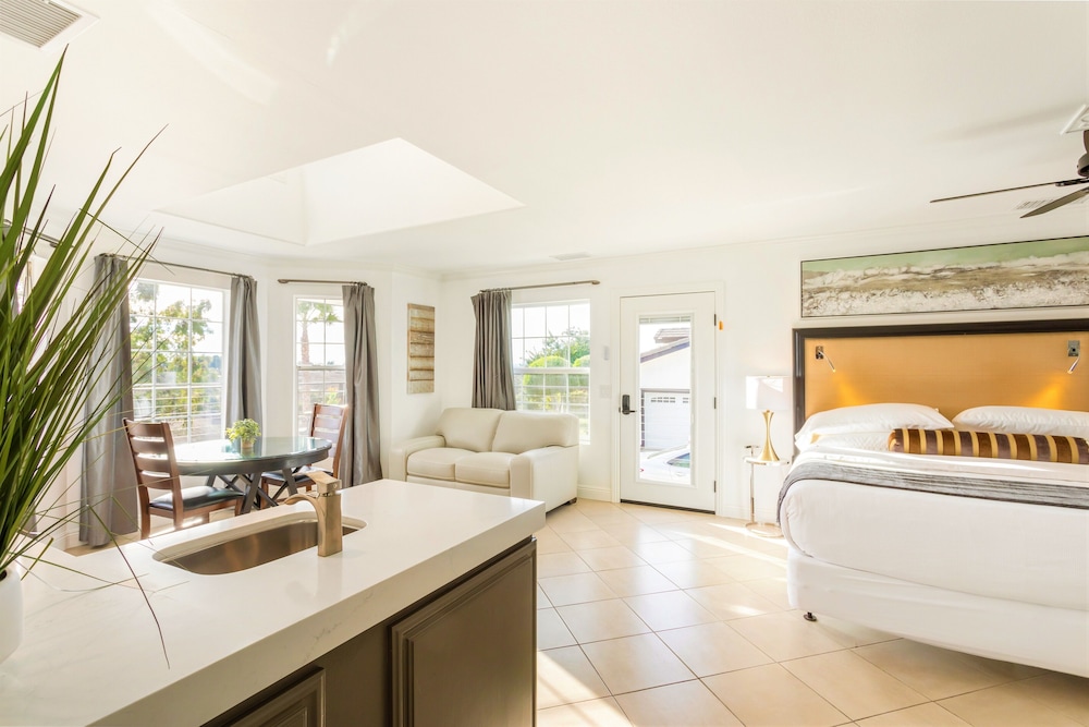 Deluxe Room, 1 King Bed, Garden View photo 1