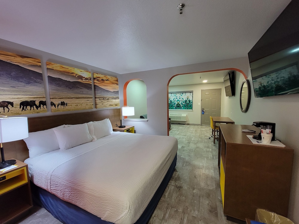 Studio Suite, 1 King Bed, Non Smoking - Photo 2