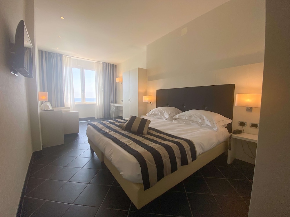 Family Room, 1 King Bed with Sofa bed, Sea Facing - Photo 4