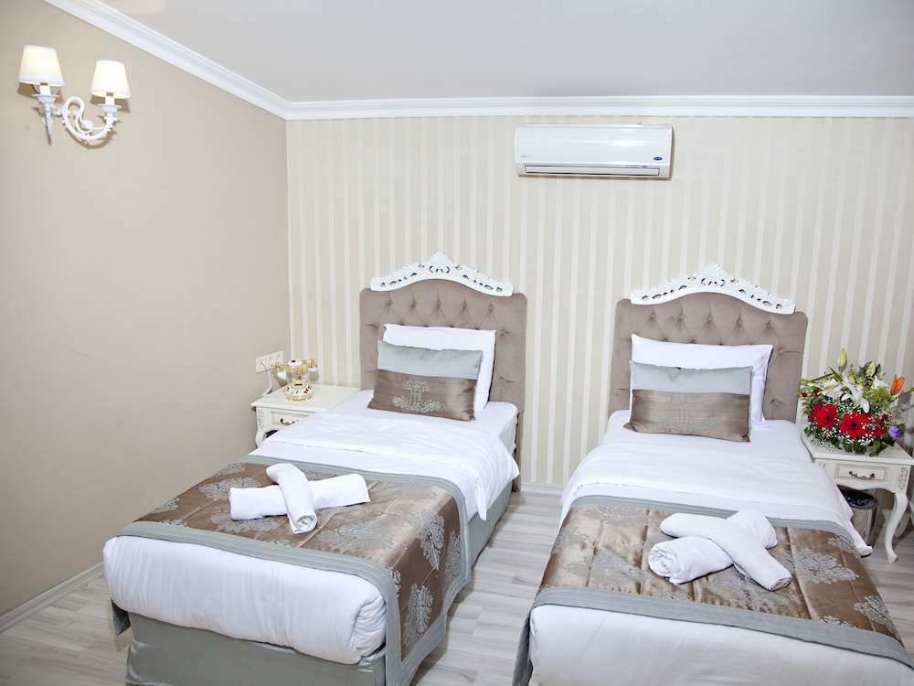 Classic Triple Room, 1 Bedroom, Non Smoking, City View photo 3