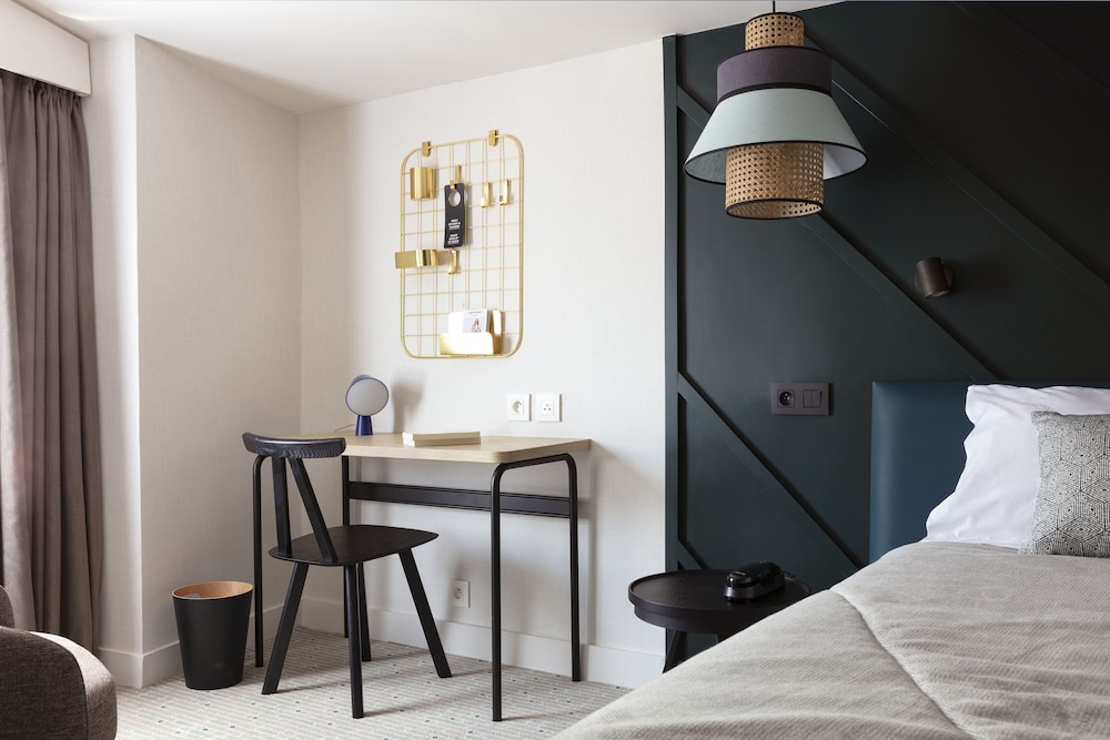 Deluxe Room thumbnail 6