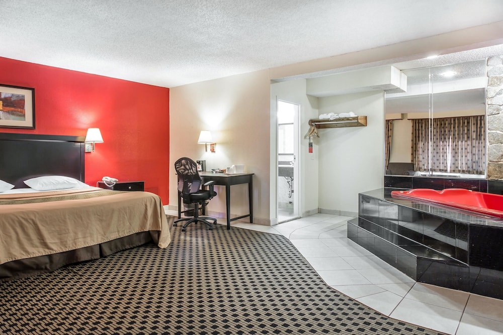 Standard Room, 1 King Bed, Smoking, Jetted Tub - Photo 2