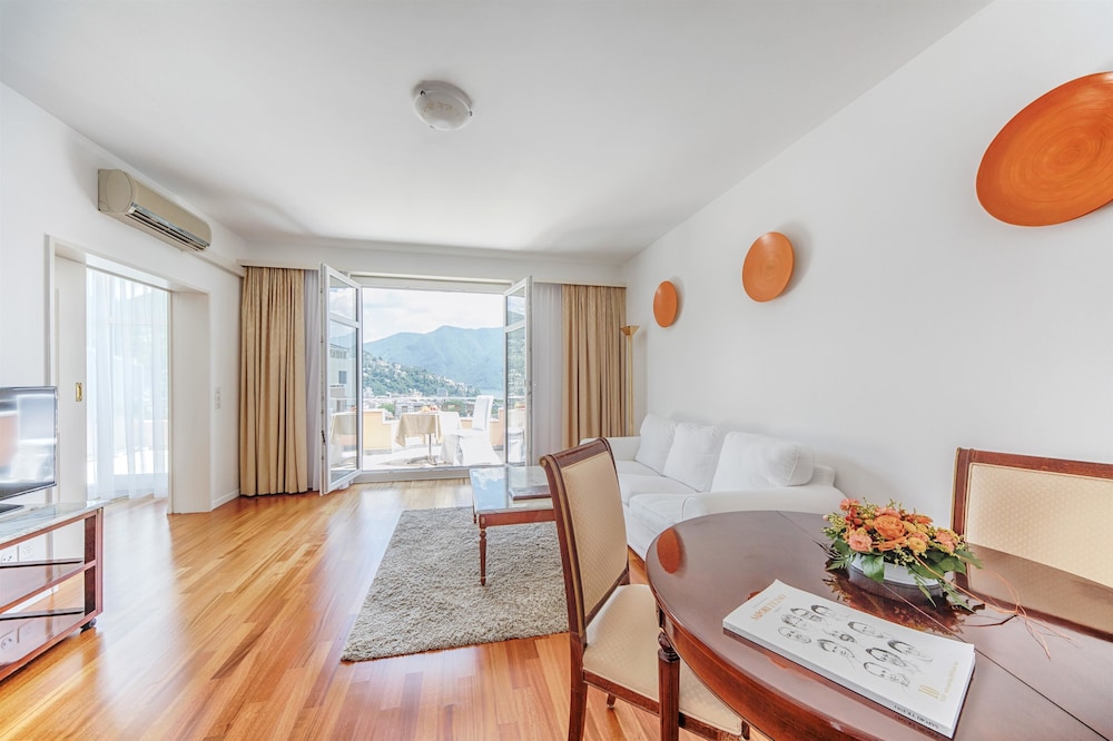 Premium Suite, Lake View - Photo 1