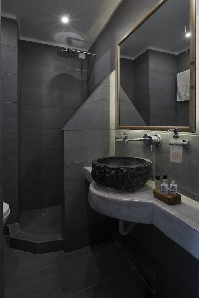 Elegant Suite with indoor jetted tub and sea view - Photo 3
